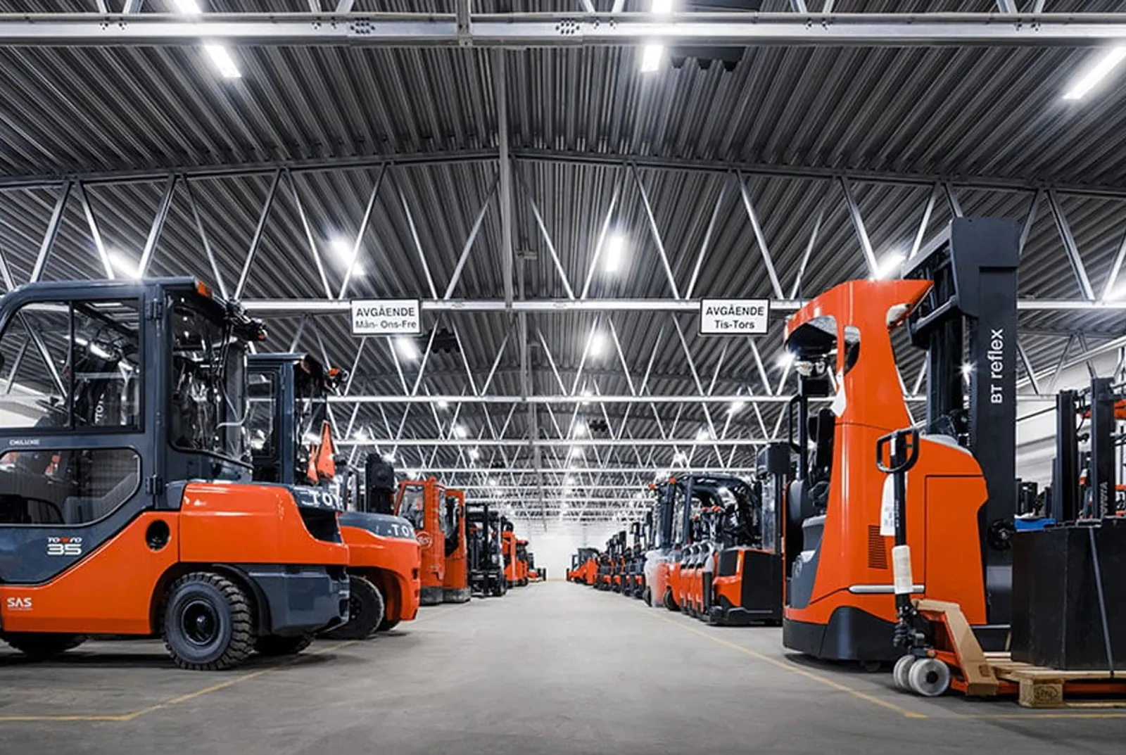 HYLIFT forklift rental fleet in a UAE warehouse